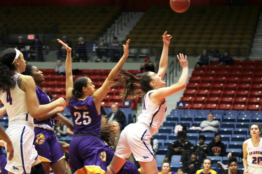 Sports roundup: Women's basketball rolls on, edges near conference title