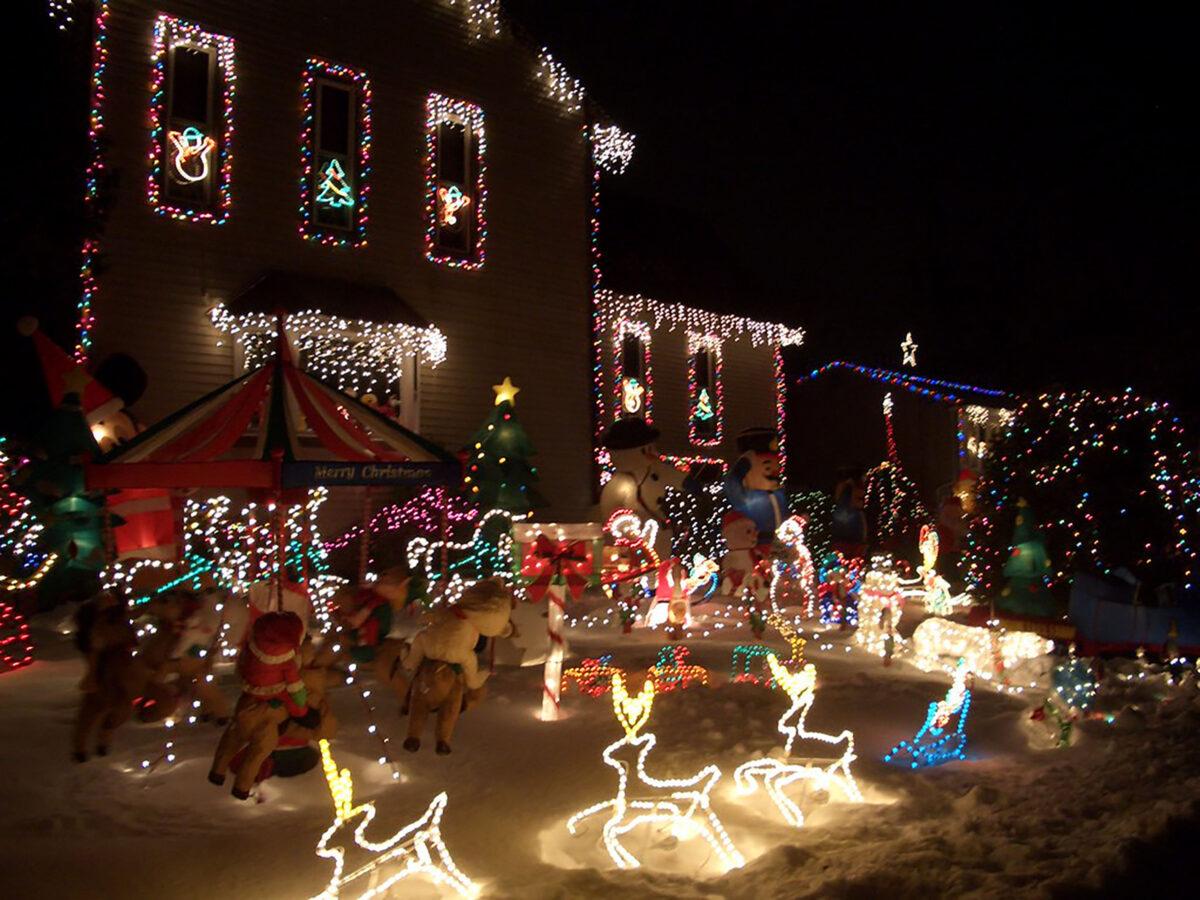 "House #5 Christmas Lights 2009" by osiristhe is licensed under CC BY-ND 2.0. To view a copy of this license, visit https://creativecommons.org/licenses/by-nd/2.0/?ref=openverse.