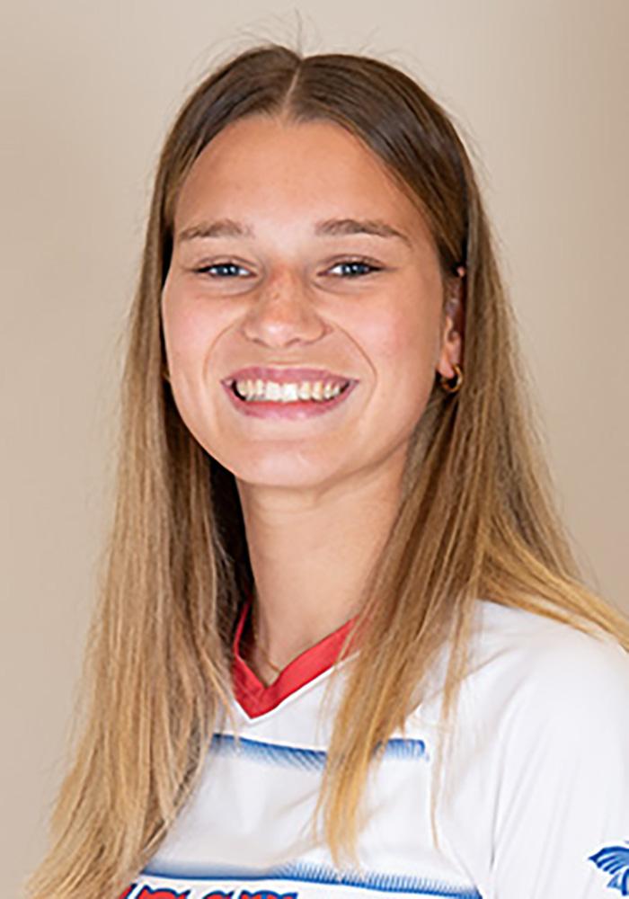 Soccer, Speed, Softball - Katharina Marx becomes a dual athlete for the Blue Dragons
